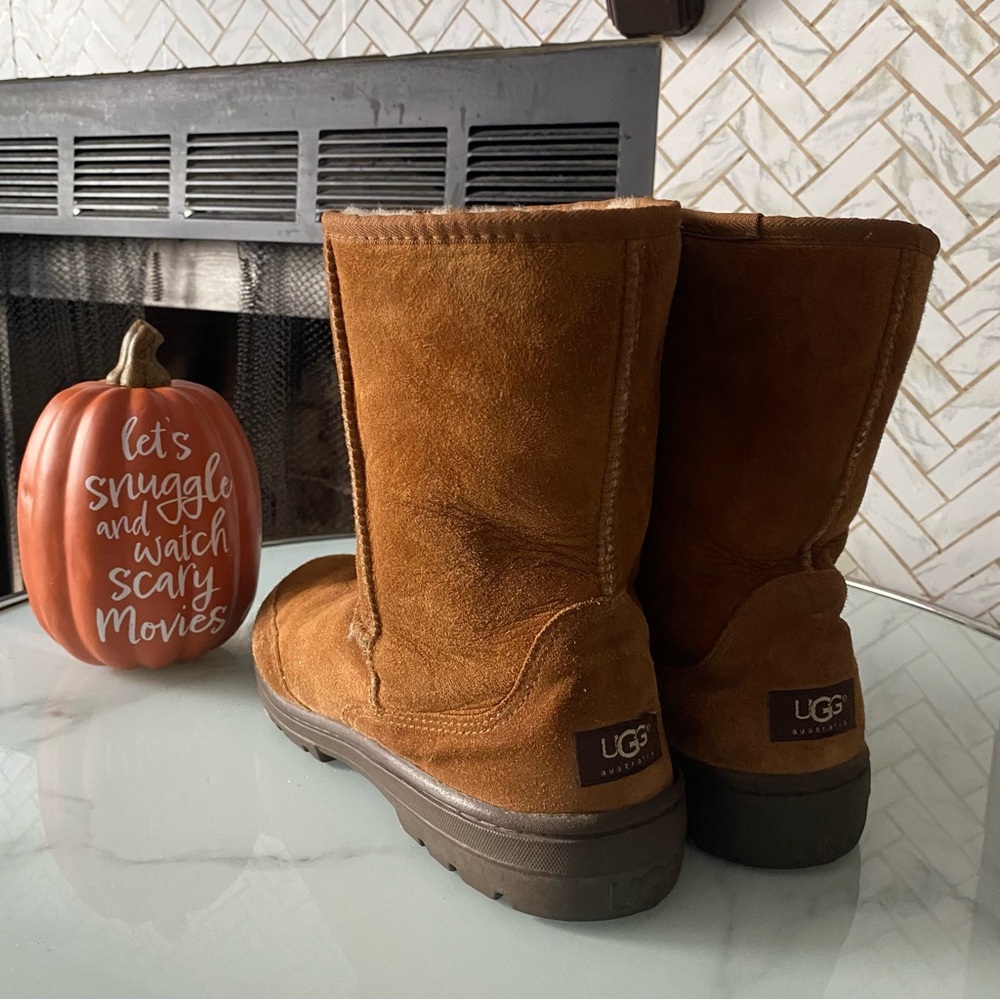UGG ULTRA SHORT REVIVAL in Chestnut Brown Suede Boots
